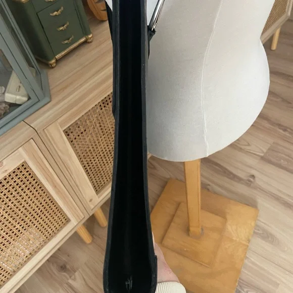 M0851 Elegant Black Leather Messenger Bag - Picture 9 of 11